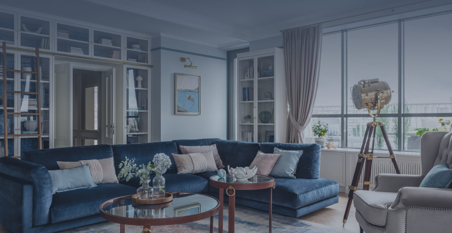 Комната с кирпичной стеной и голубым диваном - TB.Design