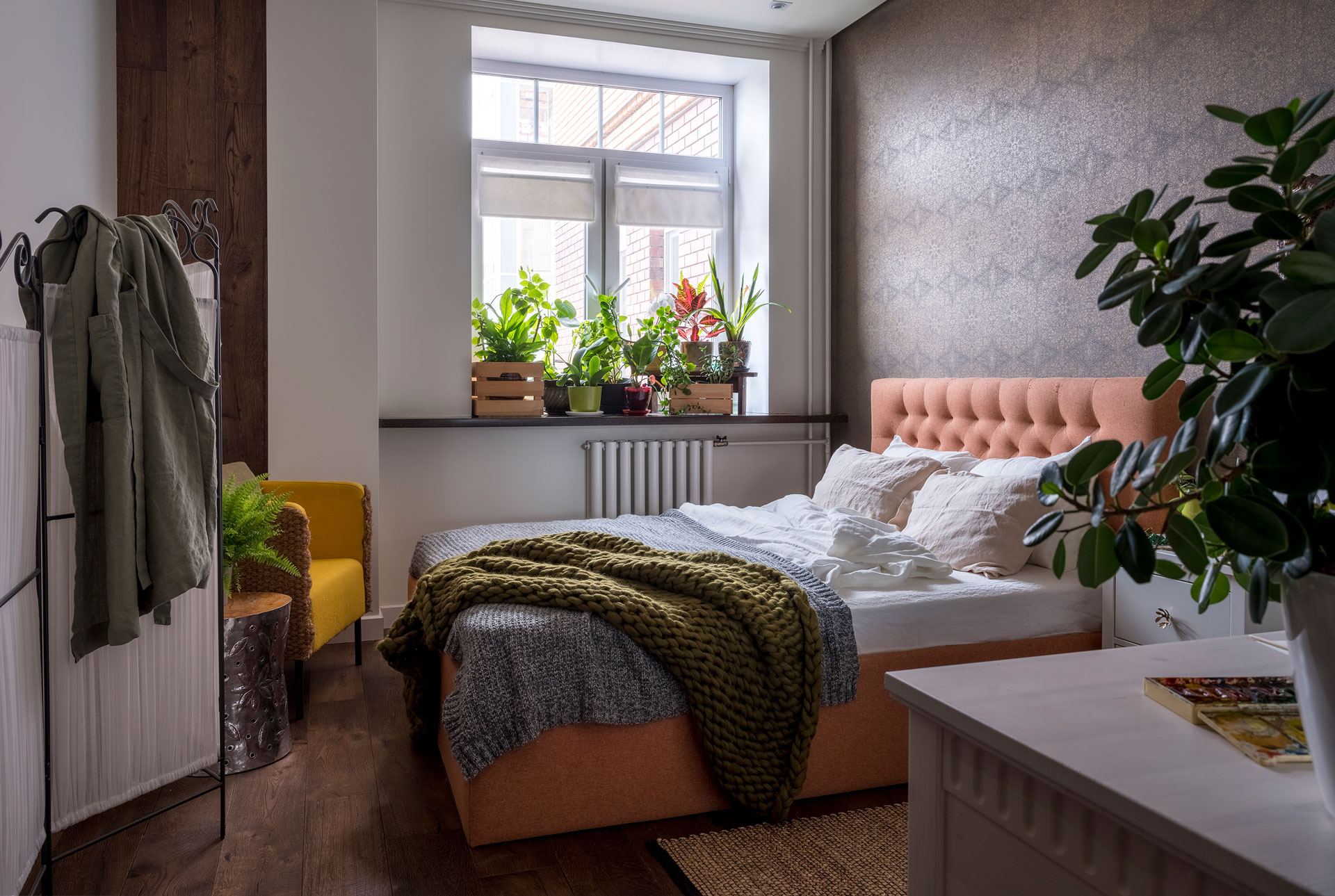 Спальня с оранжевой кроватью и цветами на подоконнике - TB.Design